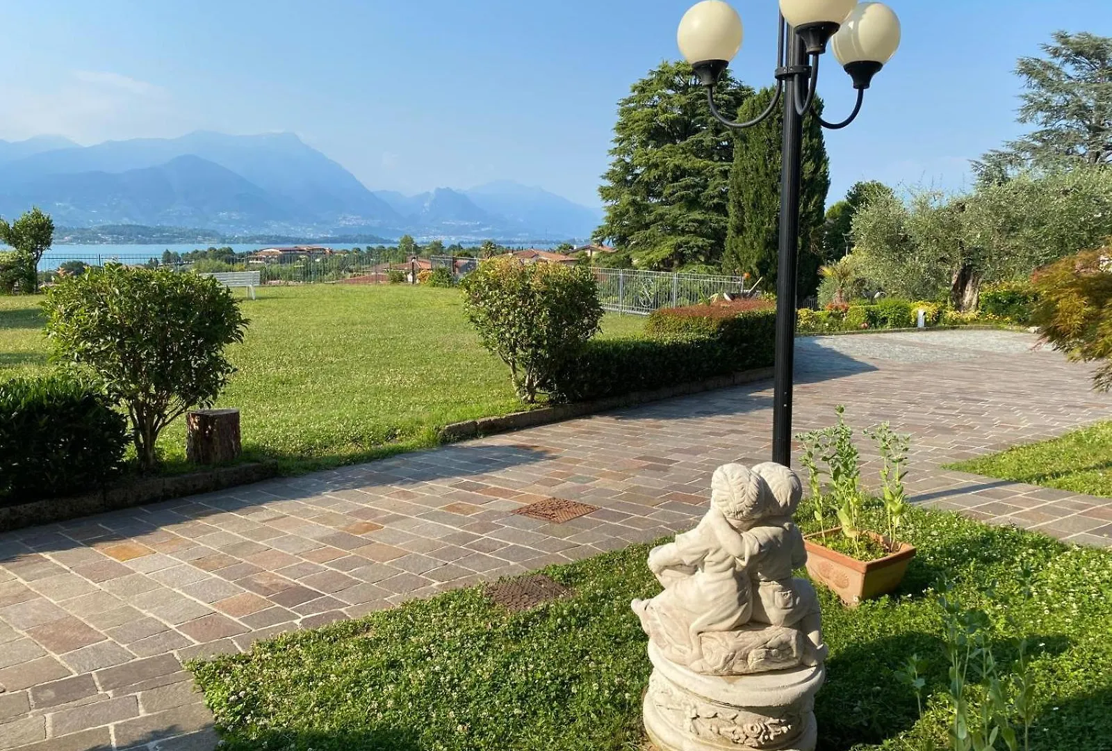 Flowers & Garden Apartment Con Vista Lago Manerba del Garda